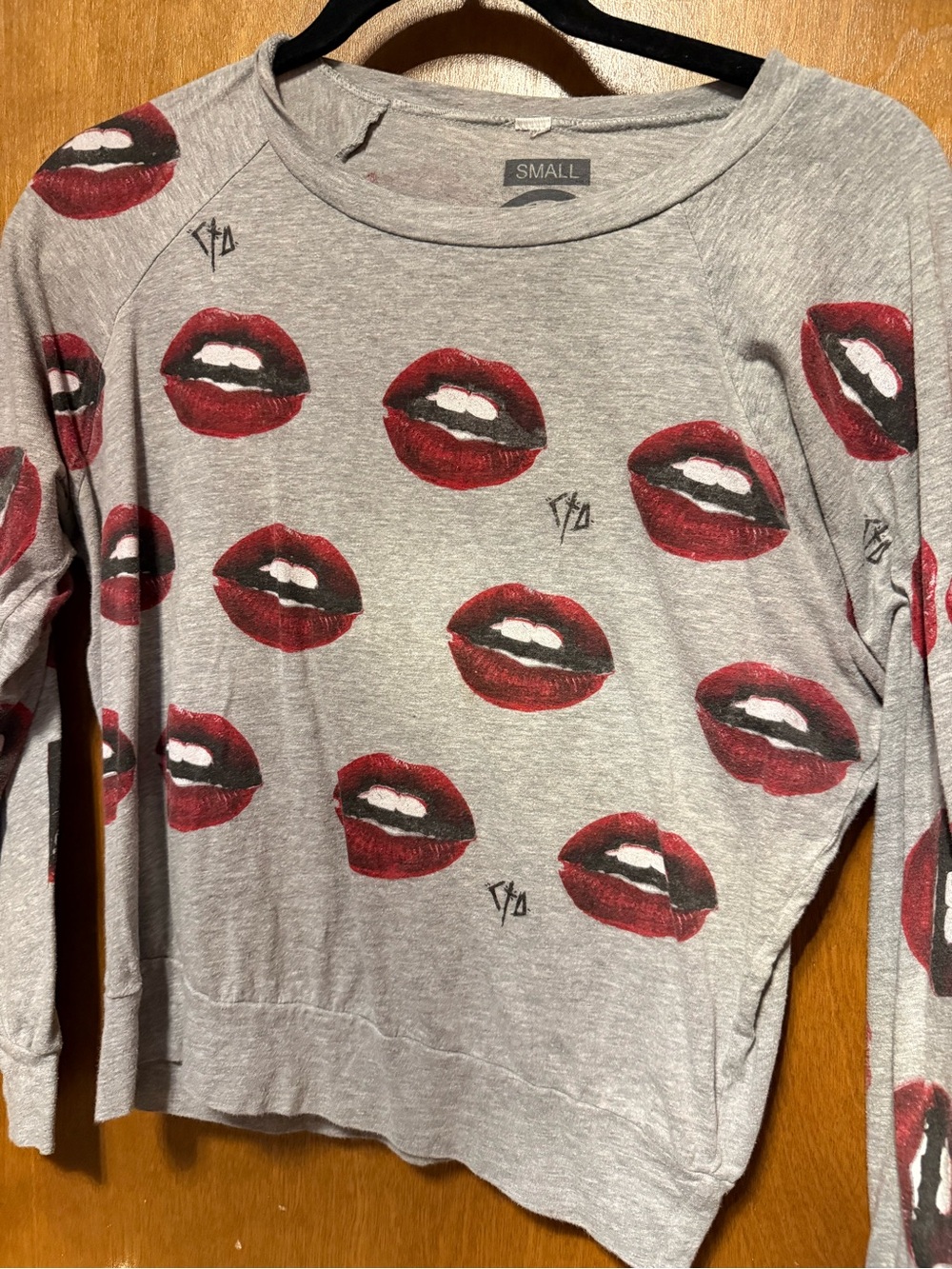 Gray Graphic Tee with Red Lips - Small